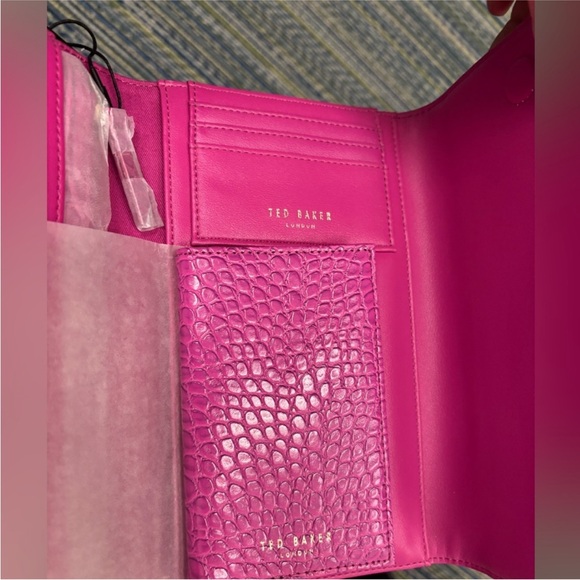 NWT Ted Baker Fuchsia Croc-Embossed Abbiss Wallet
Immitation Croc - Picture 4 of 4